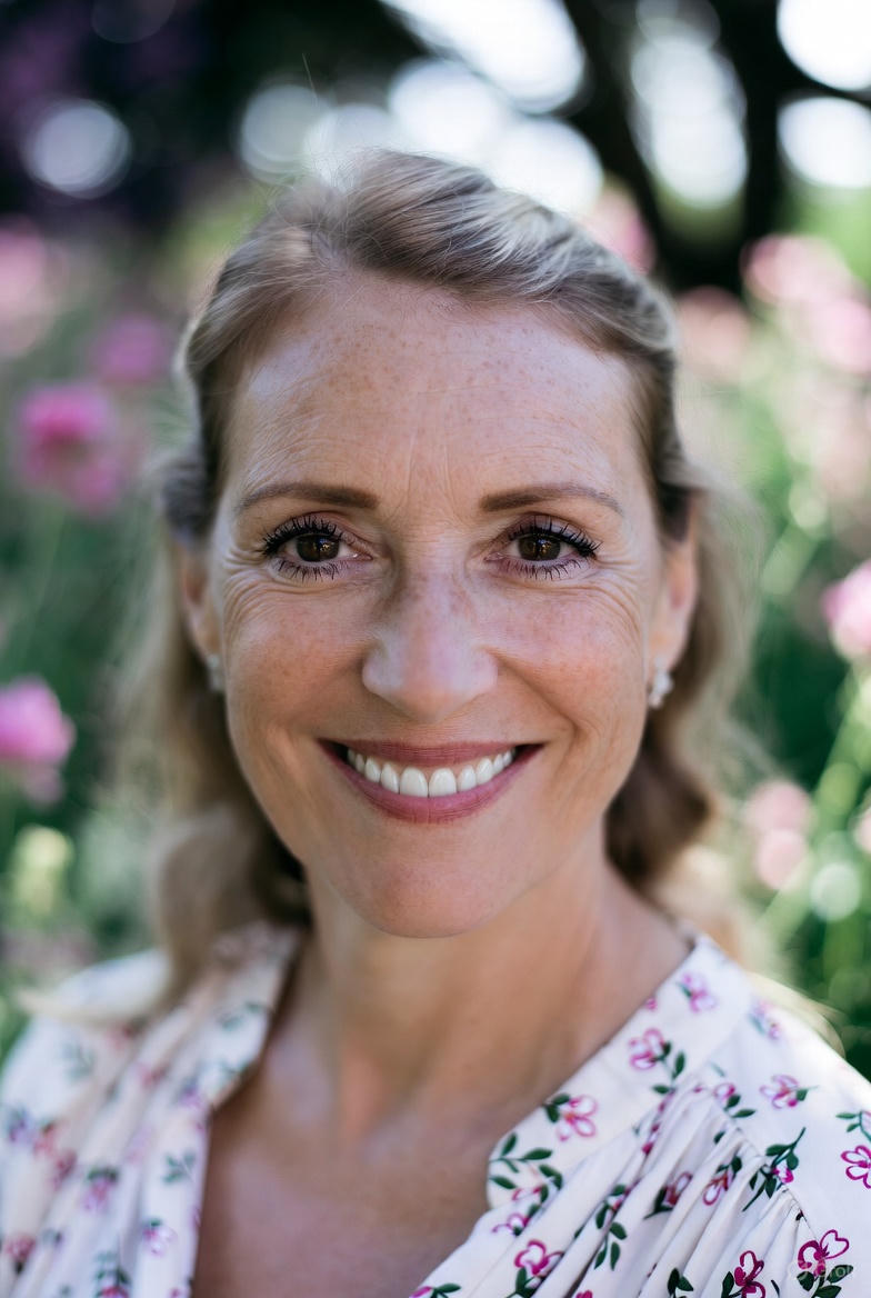 Мама з квітами